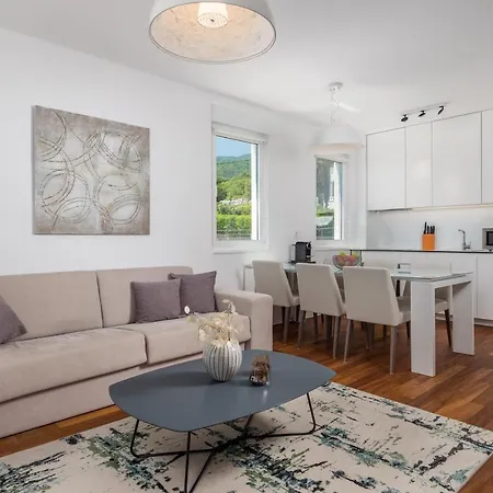 Stella - Heated Rooftop Swimming Pool Apartment