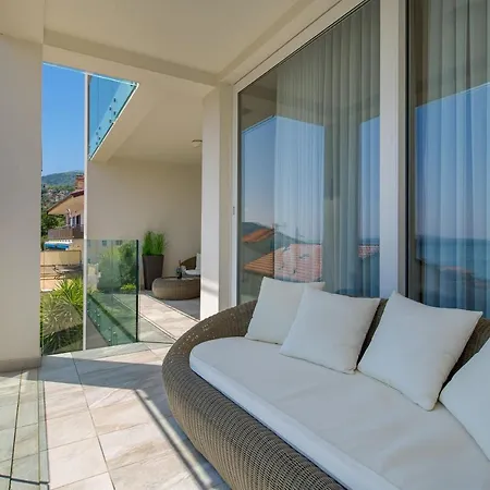 Stella - Heated Rooftop Swimming Pool Apartment