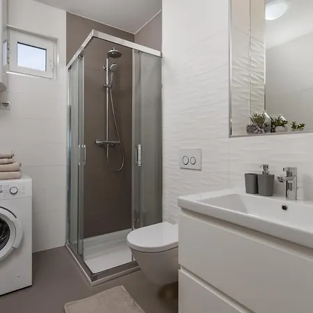 Stella - Heated Rooftop Swimming Pool Apartment *