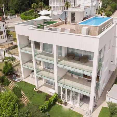 Stella - Heated Rooftop Swimming Pool Apartment