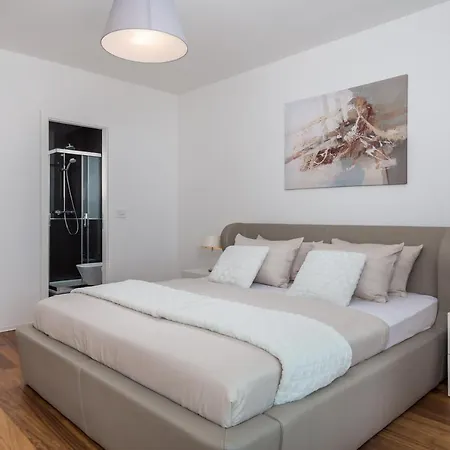 Apartment Stella - Heated Rooftop Swimming Pool Icici