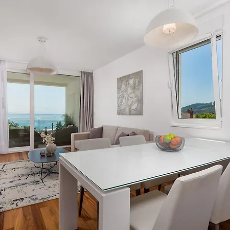 Stella - Heated Rooftop Swimming Pool Apartment