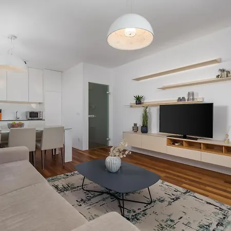 Stella - Heated Rooftop Swimming Pool Apartment