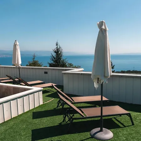 Stella - Heated Rooftop Swimming Pool Apartment