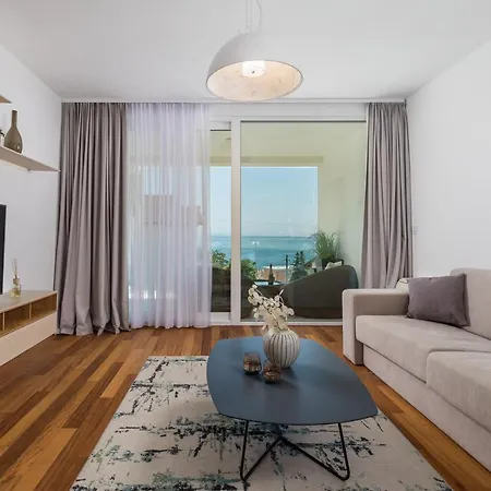 Apartment Stella - Heated Rooftop Swimming Pool *